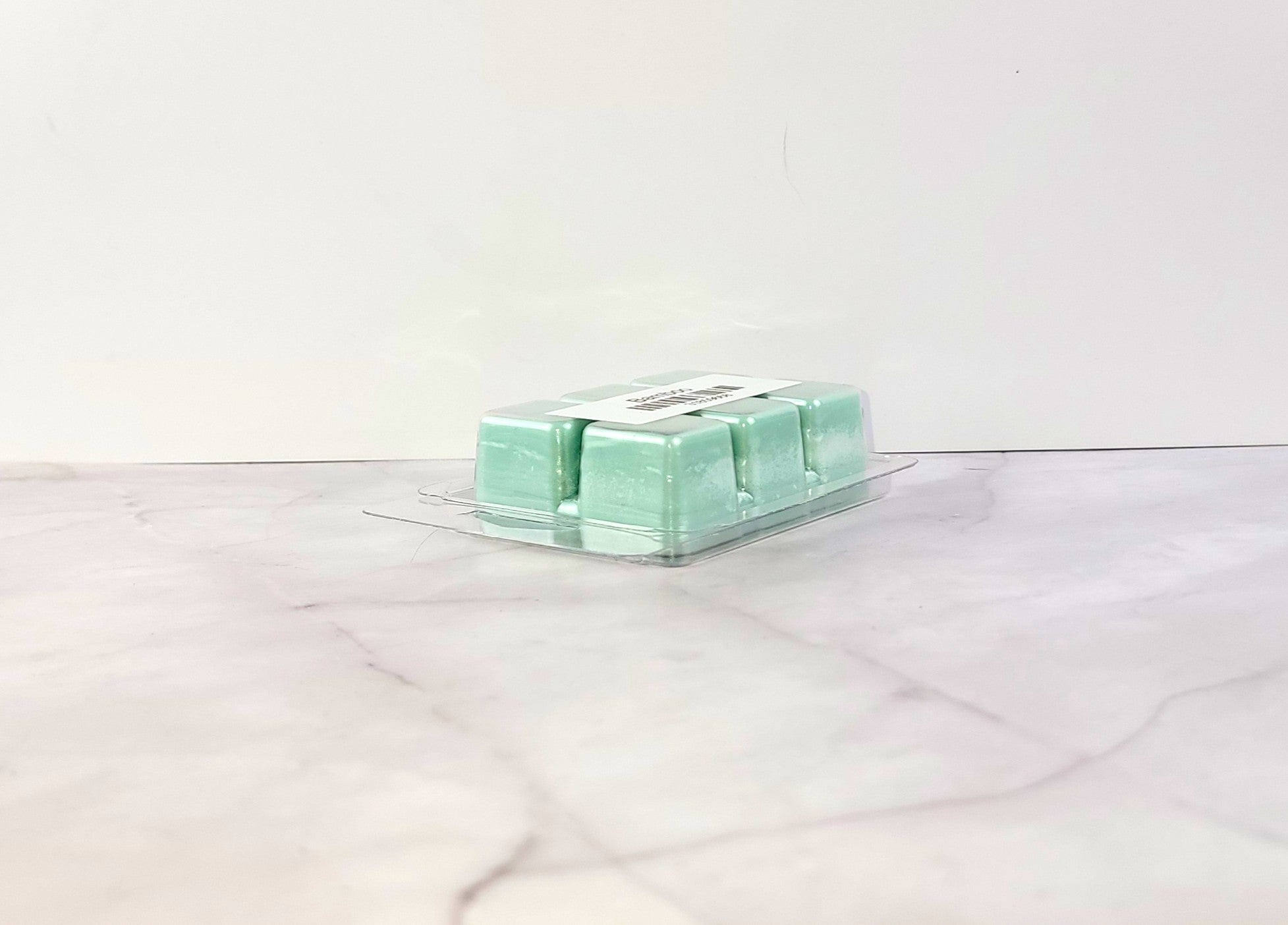 2.5oz bamboo wax melt surrounded by lily, fern, and orange slices