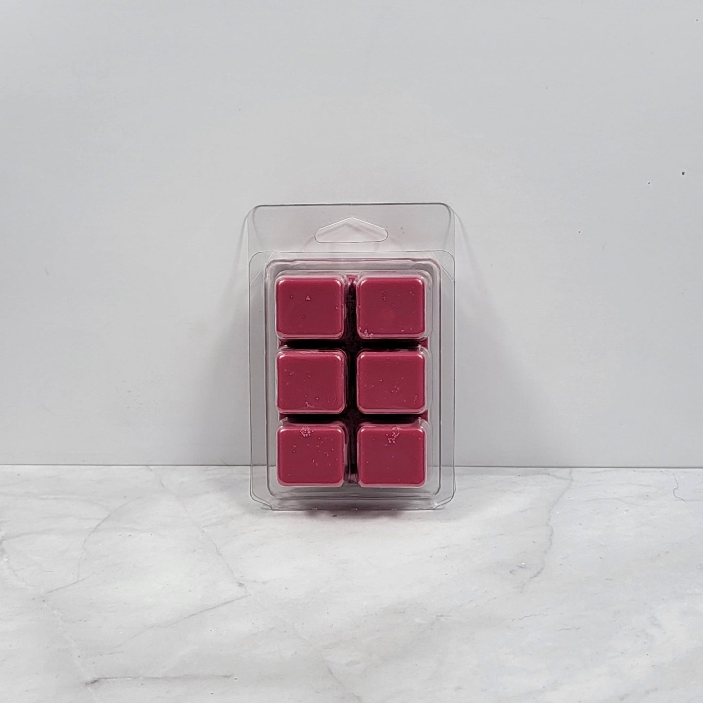 Hand-poured soy wax melt with fruity and creamy notes