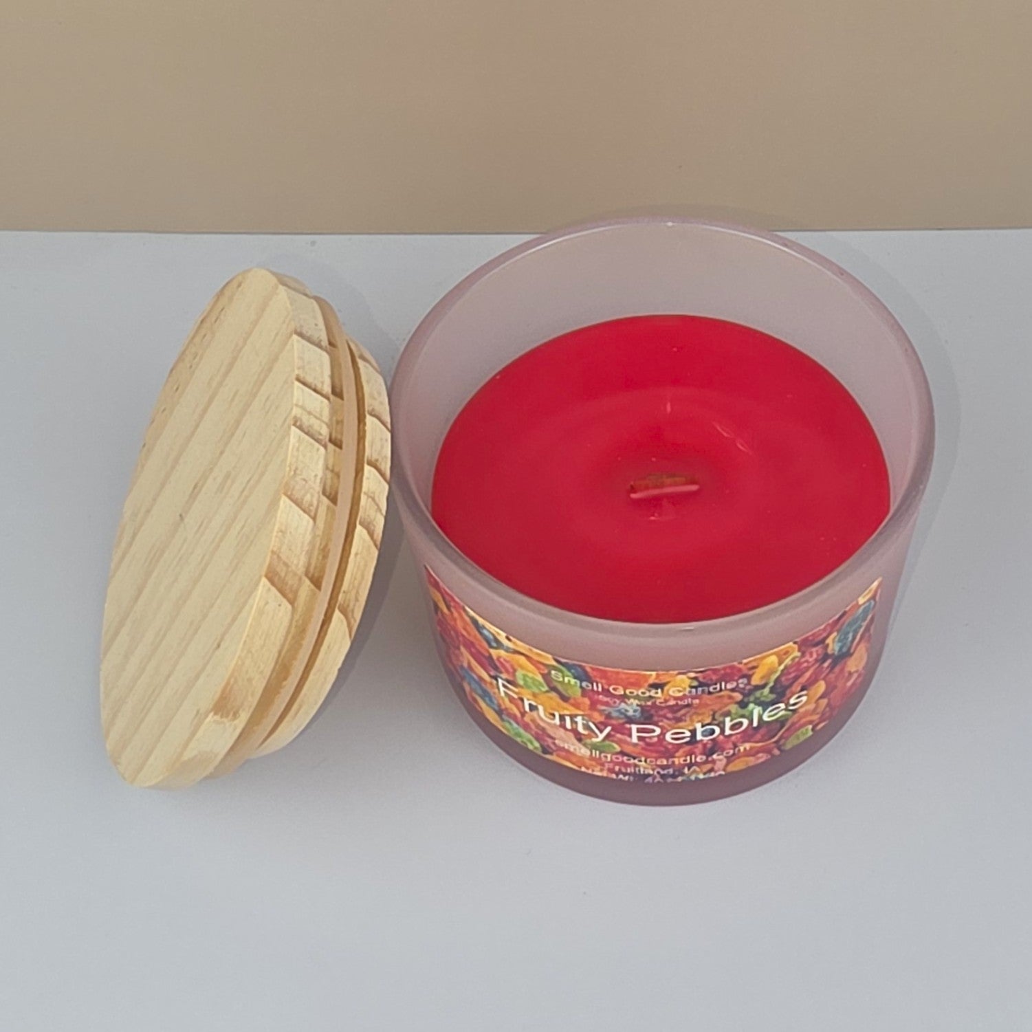 Hand-poured soy candle with cotton candy and caramel aroma