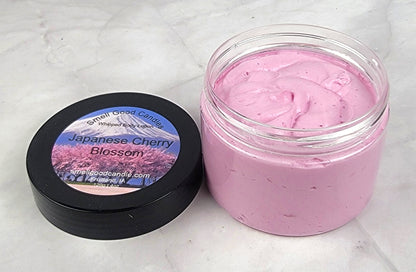 Lightweight, deeply hydrating body lotion with mimosa petals and oriental woods.