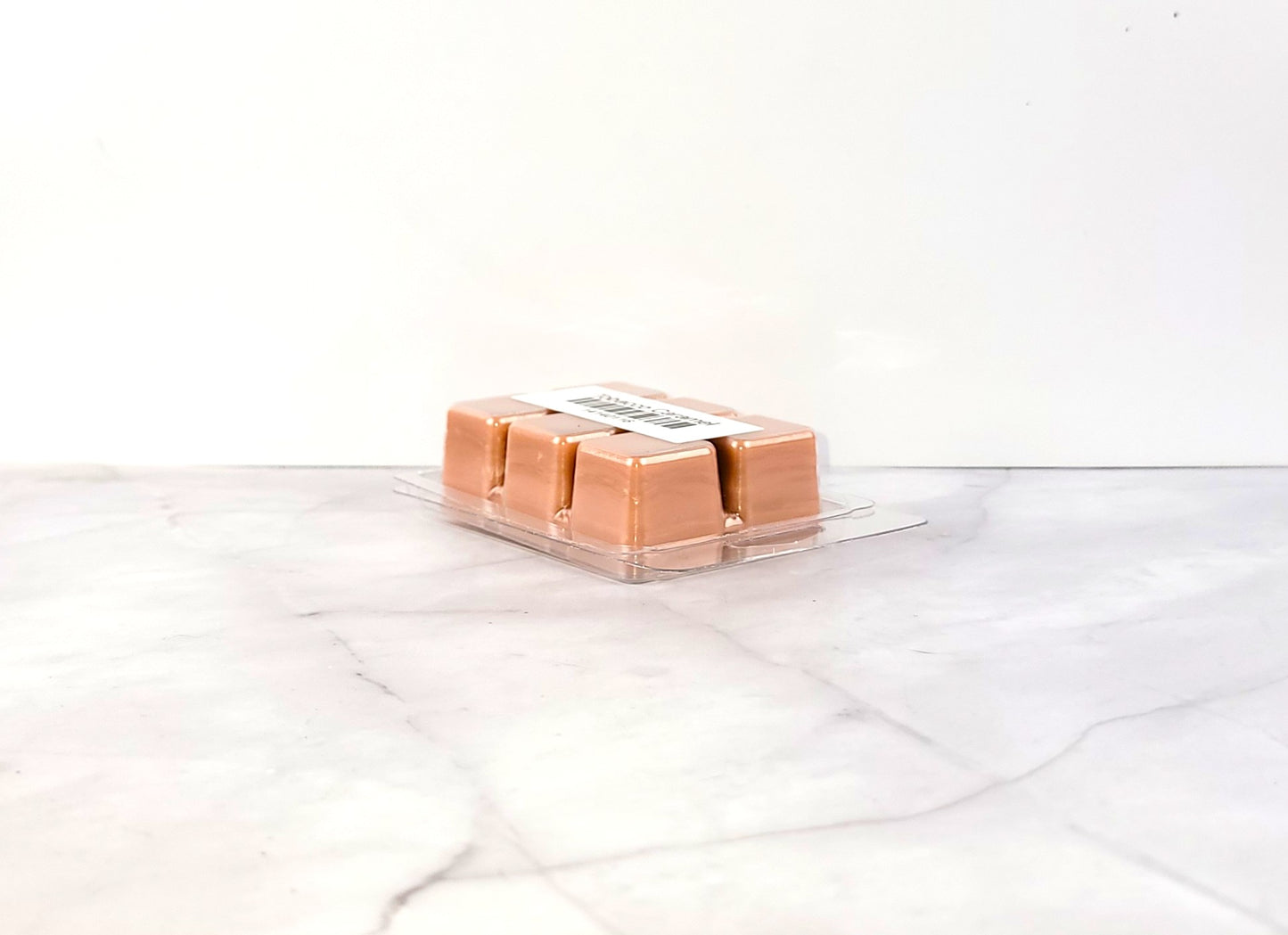 Sweet and smoky wax melt with tobacco and caramel fragrance